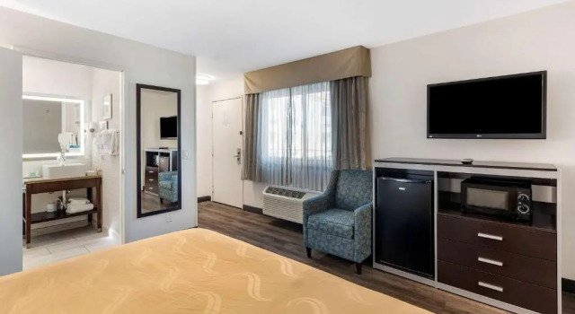 Четырёхместный люкс с 2 комнатами Quality Inn Burbank Airport