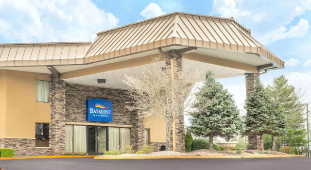 Кровать в общем номере Baymont by Wyndham Knoxville I-75