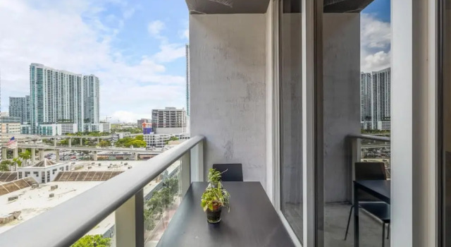 Апартаменты Cozy Downtown Pad- Luxe Rooftop Pool gym and More