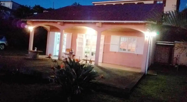 Maison de 4 chambres avec vue sur la mer jardin clos et wifi a Saint Leu, Book Hotel Hotels in Saint-Paul with Parking, Parking