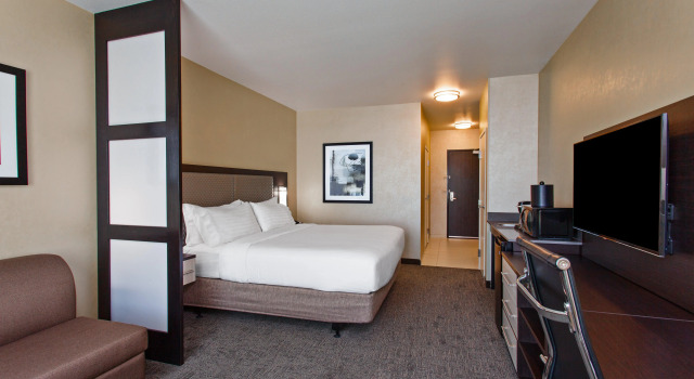 Holiday Inn Express & Suites Anaheim Resort Area by IHG