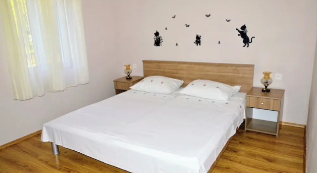 Cozy Seaside Apartment in Vinisce, Забронировать Апартаменты/квартира Винишче Trogir Riviera, рядом с Пляж Купиница