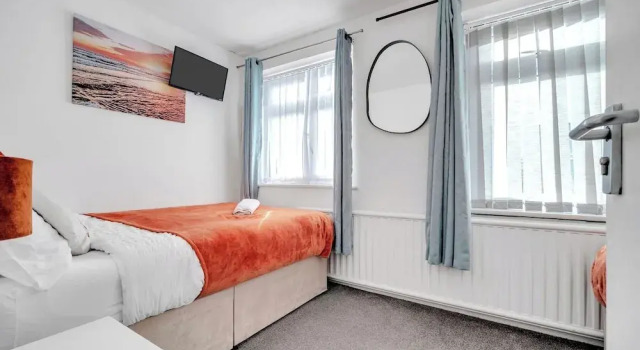 4 Bedrooms - Up To 14 Guests - Free Parking, Buchen Sie Hotel London Großraum London