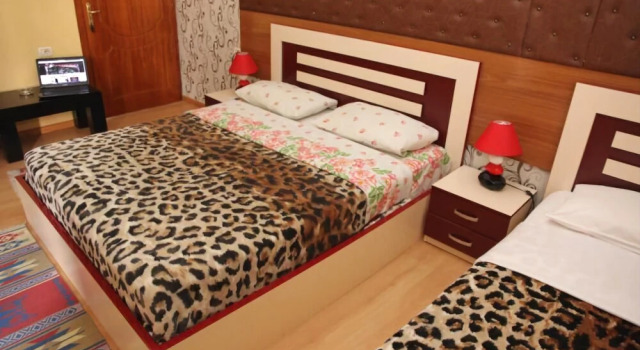 Hotel Parlamenti, Забронировать Отель Отели в центре Тираны, в центре, Завтраки, Парковка