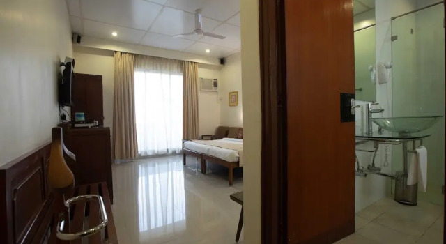 Номер Deluxe с балконом и с видом на гавань Grand Hotel Mumbai - Ballard Estate, Fort