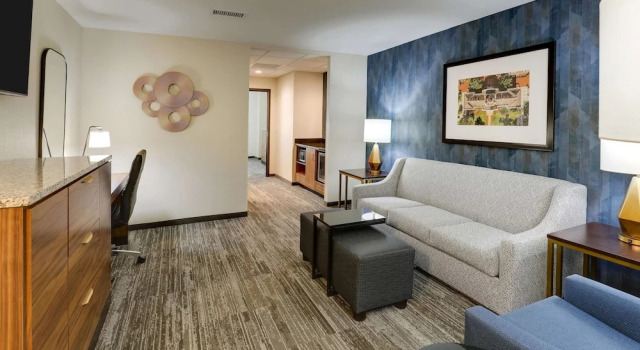 Двухместный люкс с 2 комнатами Drury Plaza Hotel Tallahassee