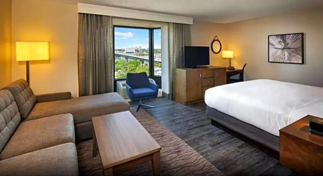 Двухместный полулюкс с красивым видом из окна DoubleTree by Hilton Halifax Dartmouth