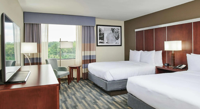 Четырёхместный номер Standard Doubletree By Hilton Raleigh Crabtree Valley