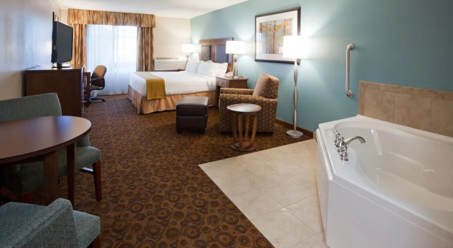 Одноместный люкс Holiday Inn Express and Suites St. Cloud by IHG