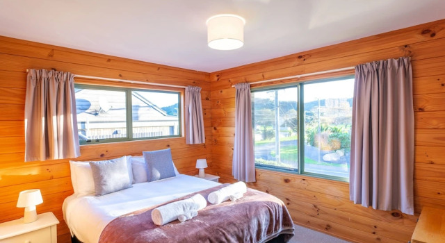 Moa Cottage - Central Oneroa Village, Rezerwuj Dom wakacyjny Hotele w Auckland Region z parkingiem, Parking