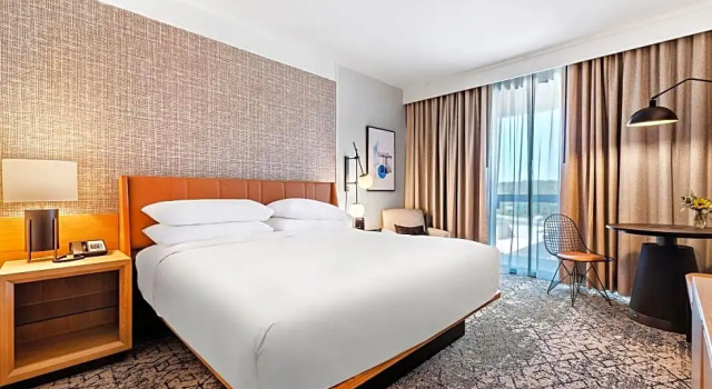 Двухместный номер Standard с балконом и с видом на сад Sheraton Chapel Hill