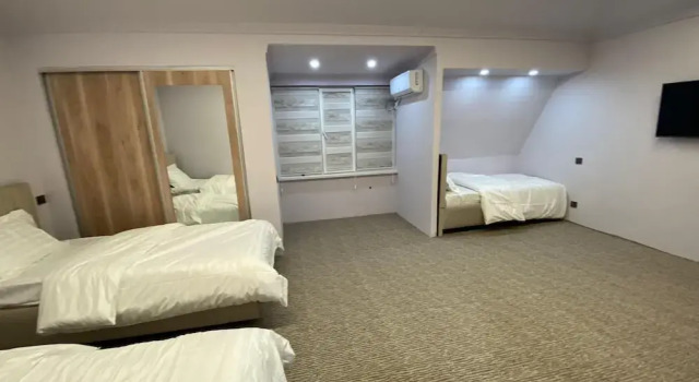 Трёхместный номер Comfort с балконом и с видом на сад Happy Moments Hostel