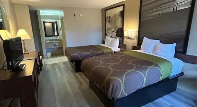 Четырёхместный номер Standard с балконом Super 8 by Wyndham Fayetteville