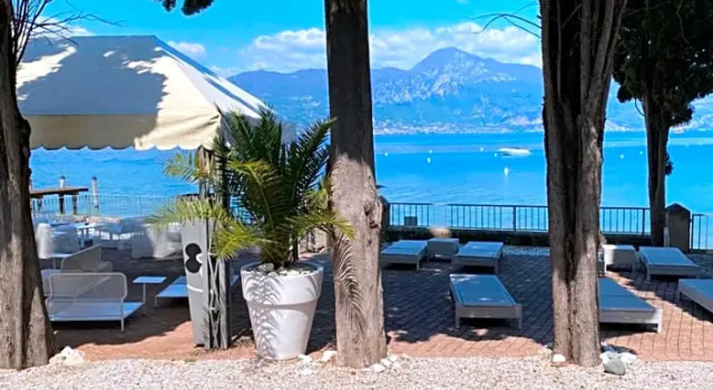 Двухместный номер Standard с балконом и с видом на озеро Hotel Baia dei Pini