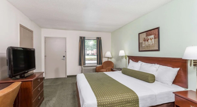 Двухместный люкс Days Inn by Wyndham Raleigh Glenwood-Crabtree