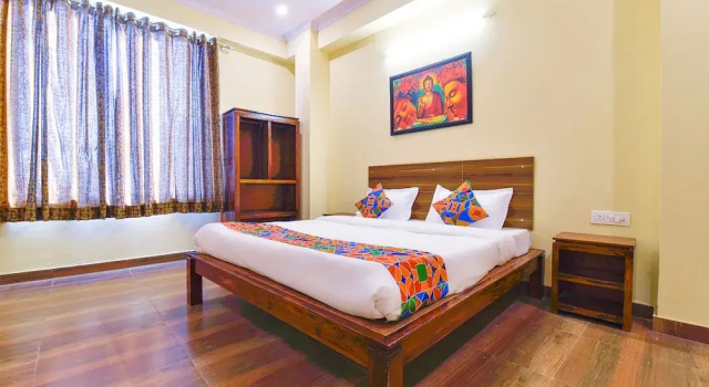 Двухместный номер Premium FabHotel Golden Manor Inn