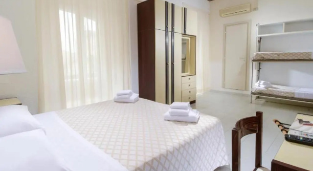 Четырёхместный номер Standard с видом на бассейн Hotel Continental