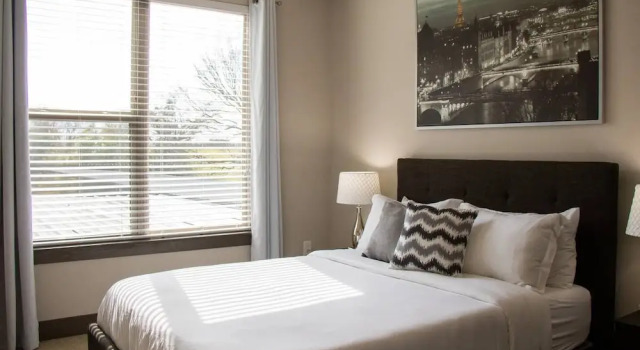 Modern & Private Condo Balcony Great Location, Book Hotel Houston Houston