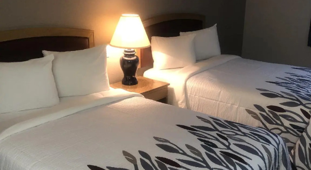 Четырёхместный номер Deluxe Red Roof Inn Lawrenceburg