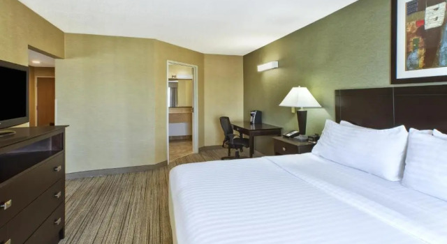 Люкс Country Inn & Suites by Radisson Benton Harbor-St Joseph MI