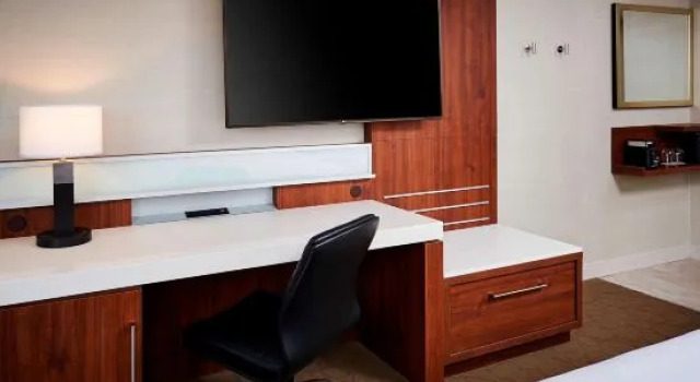 Полулюкс Delta Hotels by Marriott Toronto Mississauga