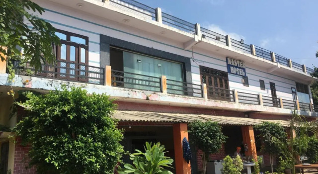 OYO HOME 83298 Master Hotel, Prenota Hotel Sirsaganj India