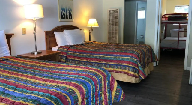 Трёхместный номер Standard Cedar Inn & Suites