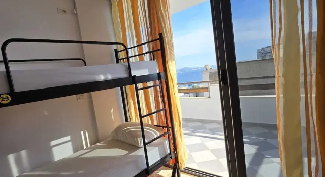 Кровать в общем номере Lazy Roo Hostel Saranda