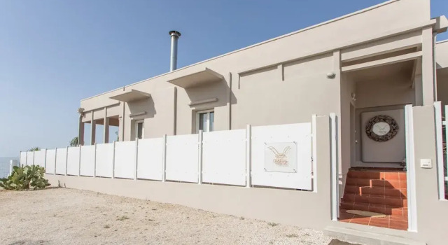 Beachfront Modern Property With 2 Outdoor hot Tubs Only 300m From Restaurants Shops