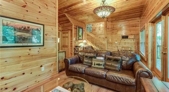 Holly Berry 4 Bedroom Home with Hot Tub