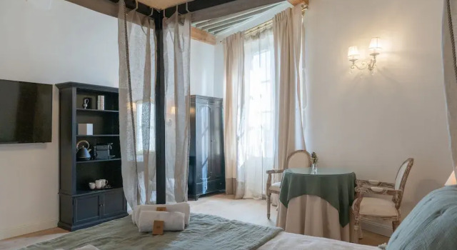 La chambre des Remparts Romantique, Book Bed and Breakfast Hoteller i Rhône-Alps med pool, Swimmingpool