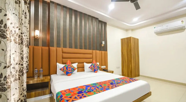 Номер Luxury FabHotel Golden Tree