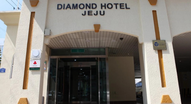 Кровать в общем номере Diamond Hotel
