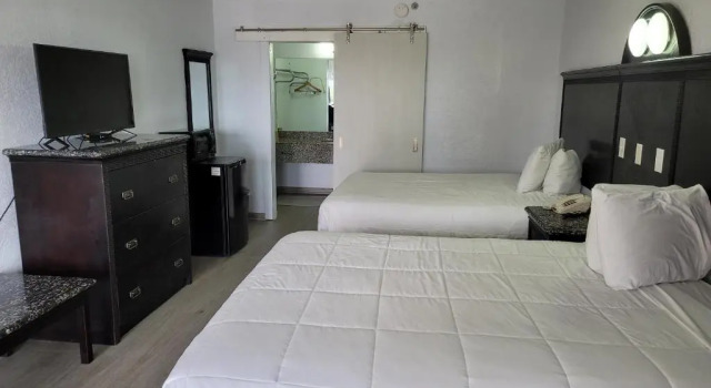 Четырёхместный номер Standard Fairway Inn