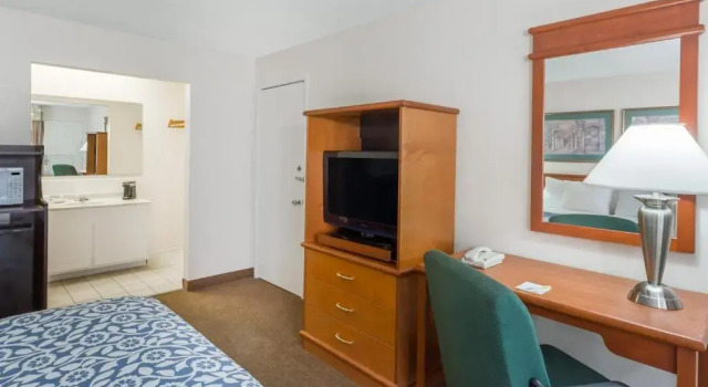 Номер Standard Days Inn by Wyndham Fort Myers Springs Resort