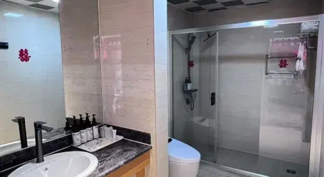 Люкс Deluxe Golden Spring Select Hotel (Hohhot Xilongwangmiao Subway Station)
