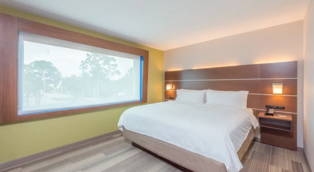Люкс c 1 комнатой Holiday Inn Express Hotel & Suites Bradenton West by IHG