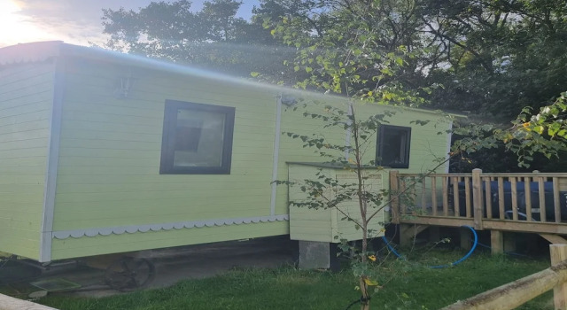 Glamping Hut - Sleeps 2, hot tub & Parking, Book Campingplads Camping og glamping i Snowdonia, Campingplads