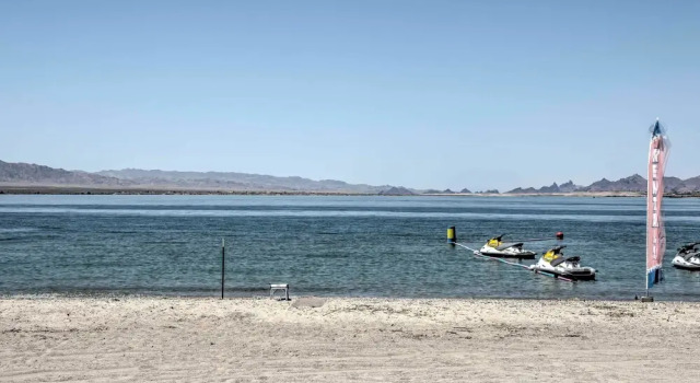 Boat Launch + Mountain Views: Lake Havasu Cabin, Забронировать Дом для отпуска Лейк-Хавасу-Сити штат Аризона