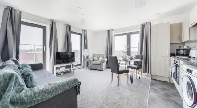 Апартаменты New Private Apartment Building Minutes From Heathrow