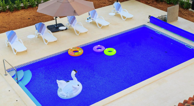 Modern apartment, private terrace, shared heated pool, near Trogir and Split, Đặt Căn hộ Khách sạn ở Rudine có hồ bơi, Hồ bơi