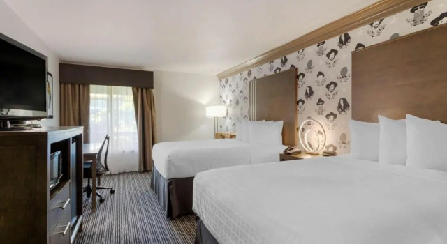 Standard Vierer Zimmer mit Blick auf den Innenhof Aiden Austin City Hotel