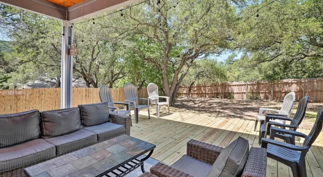 Коттедж с 4 комнатами с балконом Walk to Lake Austin: Spacious Getaway w/ Patio
