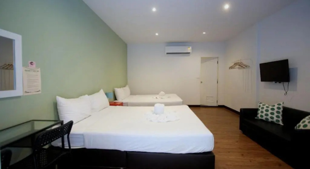 Трёхместный номер Standard с видом на бассейн Resort V - MRT Huai Khwang