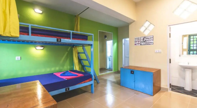 Кровать в общем номере Monkey Republic Kampot