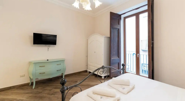 Plebiscito Rooms - Camera 1, Забронировать Гостевой дом Гостевые дома Неаполя, рядом с Bourbon Tunnel, Гостевой дом