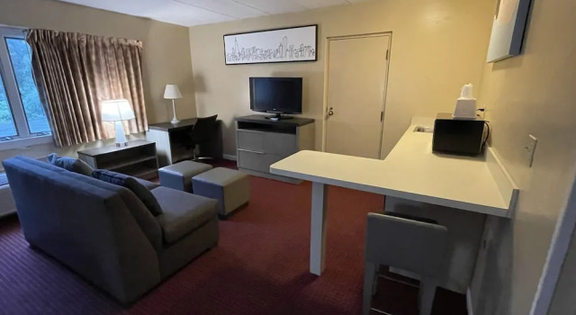 Четырёхместный номер Standard Gold Star Inn & Suites