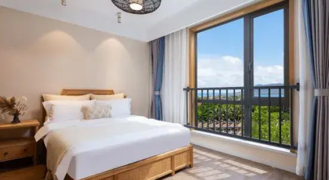 Люкс с 3 комнатами с балконом и с видом на сад Yajing Haiju Surfing Seaview Design Hotel (Wanning Sunac Riyuewan Branch)