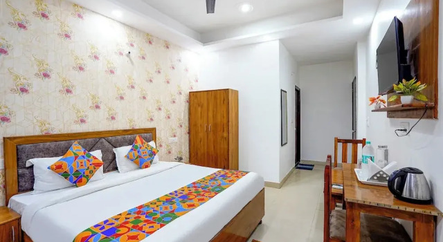 Номер Deluxe FabHotel Frolic Luxury Stay