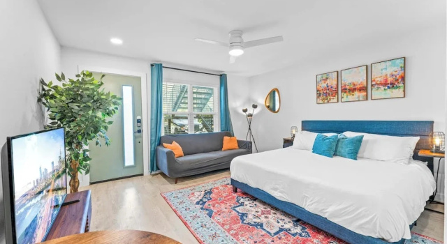 Коттедж Prime SoCo boutique studios with laundry WiFi 7 Min to DT